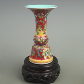 FAMILLE-ROSE BRIGHT RED COLOR GROUND FLORAL PATTERN PORCELAIN VASE