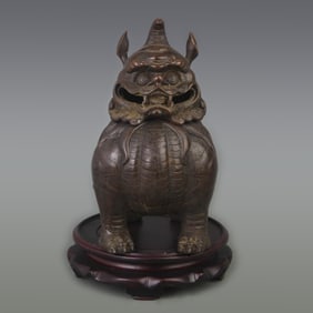 A FINE BRONZE ANIMAL HEAD SHAPED INCENSE BURNER