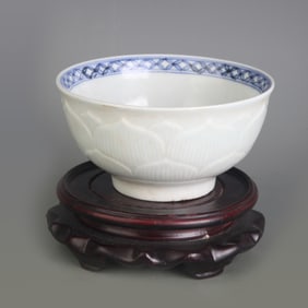 BLUE AND WHITE DRAGON-PATTERN BOWL
