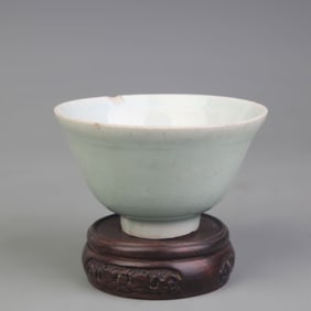 A TALL BLUE AND WHITE TREE PATTERN PORCELAIN VASE