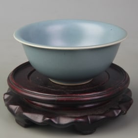 A FINE LIGHT BLUE GLAZED PORCELAIN BOWL
