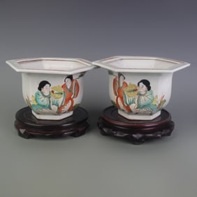 PAIR OF FAMILLE ROSE FIGURE PATTERN FLOWER POT