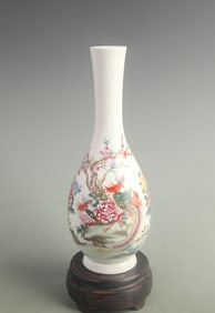 FAMILLE ROSE PORCELAIN VASE WITH PHOENIX AND FLOWERS PATTERN