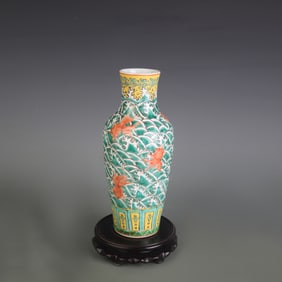 FAMILLE ROSE VASE WITH FISH AND ALGAE DECORATION