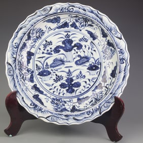 LARGE BLUE AND WHITE LOTUS-RIMMED PLATE WITH FLORAL DECORATION