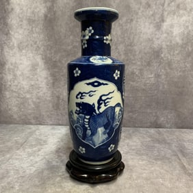 CHINESE BLUE AND WHITE BEAST PATTERN PORCELAIN VASE
