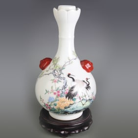 FAMILLE ROSE GLAZED BIRD AND FLOWER PATTERN BEAST EAR VASE