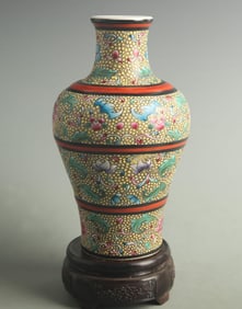 FAMILLE ROSE ENAMEL PORCELAIN VASE WITH FLOWER PATTERNS