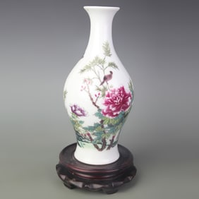 FAMILLE ROSE APPRECIATION VASE WITH FLORAL AND BIRD DECORATION