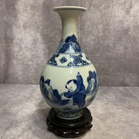 A FINE BLUE AND WHITE CHILD PLAYING PATTERN PORCELAIN VASE