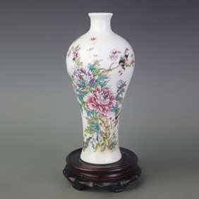 FAMILLE-ROSE FLORAL PATTERN MEI PING STYLE PORCELAIN VASE