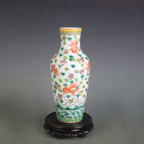 A FINE FAMILLE ROSE HUNDRED BUTTERFLY PORCELAIN VASE