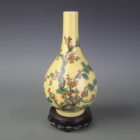 FAMILLE ROSE GARLIC-SHAPE BOTTLE VASE WITH YELLOW GROUND AND FLORAL-BIRD DESIGN