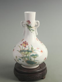 FAMILLE ROSE DOUBLE-HANDLED FLATTENED-BODY VASE WITH LOTUS DESIGN