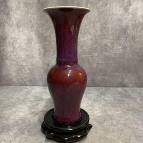A FINE RED COLOR GLAZED PORCELAIN FLOWER VASE