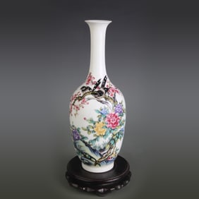 FAMILLE ROSE LONG-NECK VASE WITH FLORAL AND BIRD DESIGN