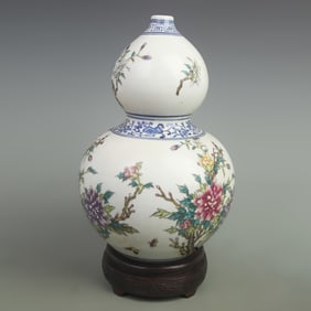 FAMILLE ROSE GOURD-SHAPED VASE ON A BLUE-AND-WHITE GROUND WITH PEONY AND FLORAL MOTIFS