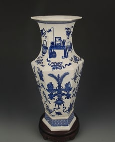 BLUE AND WHITE FLOWER PATTERN SIX SIDED VASE