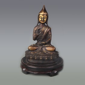 A FINE BRONZE SEATED MASTER STATUE