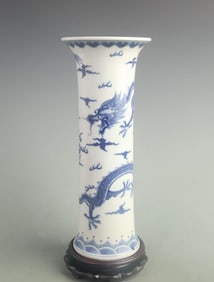 BLUE AND WHITE PORCELAIN FLOWER VASE WITH DRAGON MOTIF