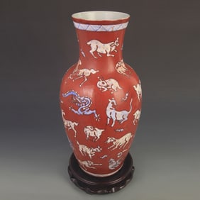FAMILLE ROSE LARGE VASE WITH RED GROUND AND HUNDRED-BEAST PATTERN