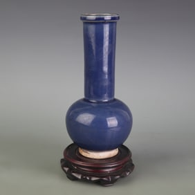 A FINE BLUE-GLAZED LONG-NECKED PORCELAIN BOTTLE
