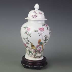 FAMILLE ROSE GINGER JAR WITH FLORAL AND BIRD DESIGN