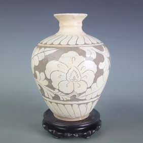 A FINELY CARVED CI ZHOU KILN PORCELAIN BOTTLE