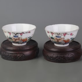 PAIR OF FAMILLE ROSE FRUIT-PATTERNED SMALL BOWLS