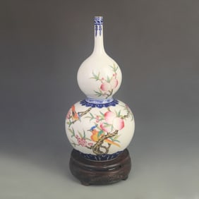 FAMILLE ROSE LONG-NECKED GOURD VASE WITH LONGEVITY PATTERN