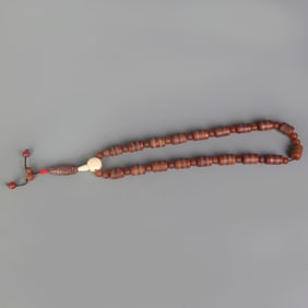 A FINE TIBETAN DZI BEAD NECKLACE