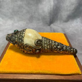 QING DYNASTY TIBETAN BUDDHIST RITUAL CONCH SHELL WITH GEMSTONES