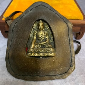 A FINE TIBETAN BUDDHIST GAWU PENDANT
