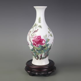 FAMILLE ROSE VASE WITH FLORAL AND BIRD DESIGN