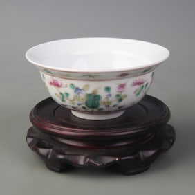 FAMILLE ROSE BOWL WITH EIGHT TREASURES MOTIF