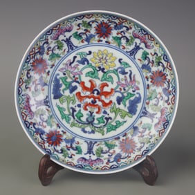 DOUCAI FLOWER-PATTERN PORCELAIN PLATE