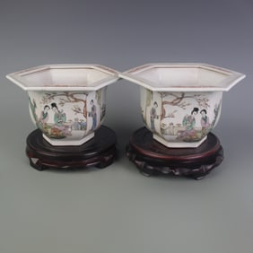 PAIR OF FAMILLE ROSE FLOWERPOTS WITH FIGURE MOTIFS
