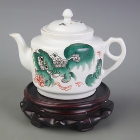 FAMILLE ROSE TEAPOT WITH GRAND TUTOR AND JUNIOR GUARDIAN PATTERN