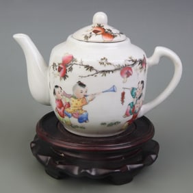 FAMILLE ROSE TEAPOT WITH FIGURE MOTIFS