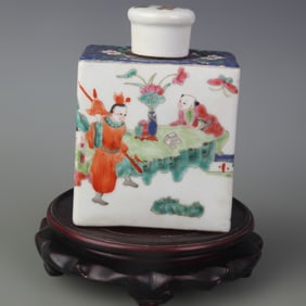 FAMILLE ROSE TEA CADDY WITH FIGURE MOTIFS