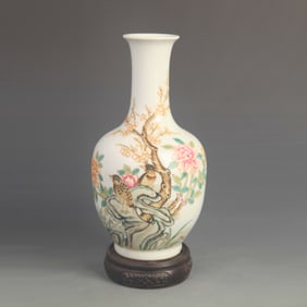 FAMILLE ROSE BIRD-AND-FLOWER PATTERN PORCELAIN VASE
