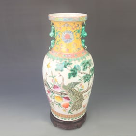 A FAMILLE ROSE FLOWER PATTERN PORCELAIN VASE