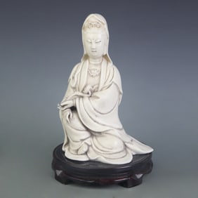 DEHUA WHITE PORCELAIN GUANYIN STATUE