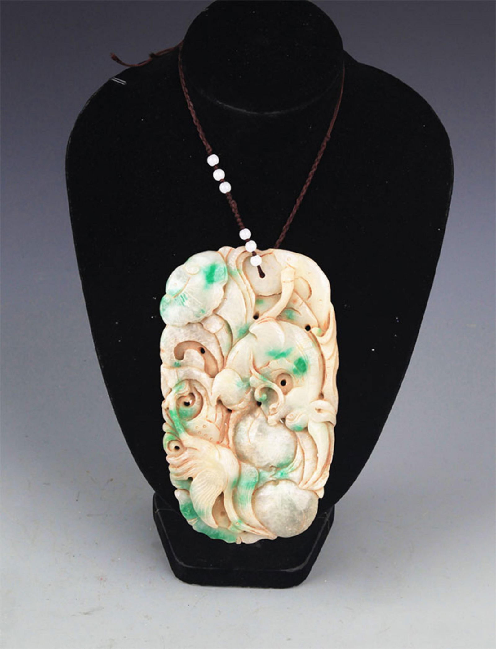 A FINE GANODERMA LUCIDUM CARVING JADE PENDANT (1 of 7)