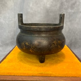 A FINE THREE LEGGED SMALL INCENSE BURNER
