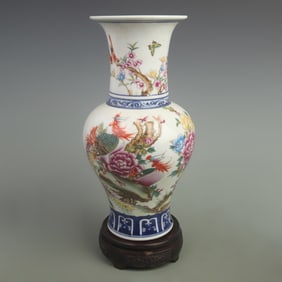 A FINE FAMILLE ROSE FLOWER PATTERN PORCELAIN VASE