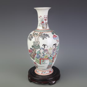 FAMILLE ROSE GLAZED FIGURE PATTERN DECORATIVE VASE
