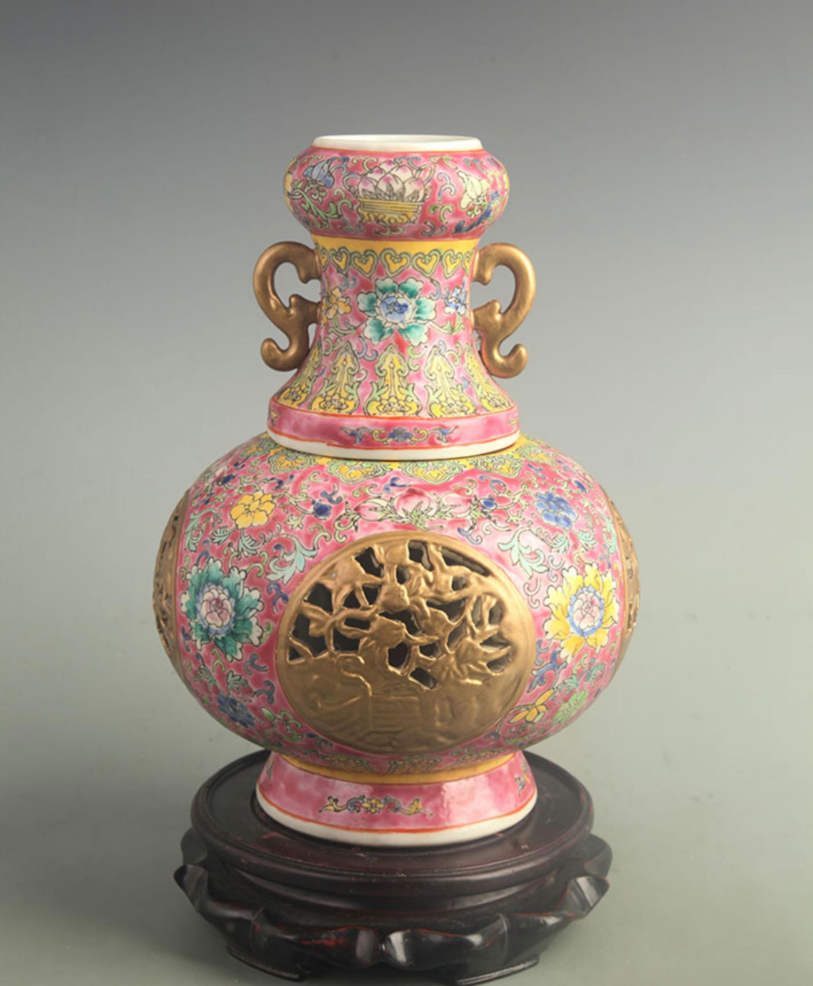 ROSE RED FLAT BELLY REVOLVING VASE: Qing Dynasty Yong Zheng Period; High: 11.0 inch; Width: 7.00 inch