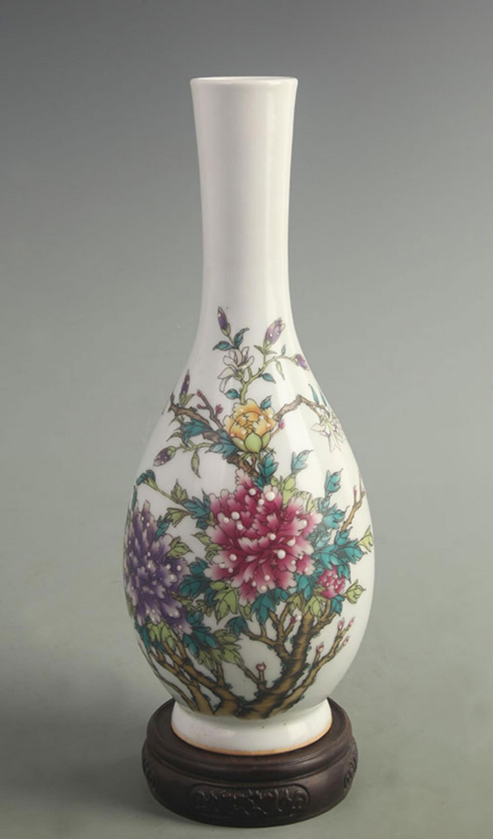 FAMILLE ROSE PEONY FLOWER AND BIRD LONG NECKED VASE: Qing Dynasty Qianlong Period; High: 11.5 inch; Width: 4.00 inch;