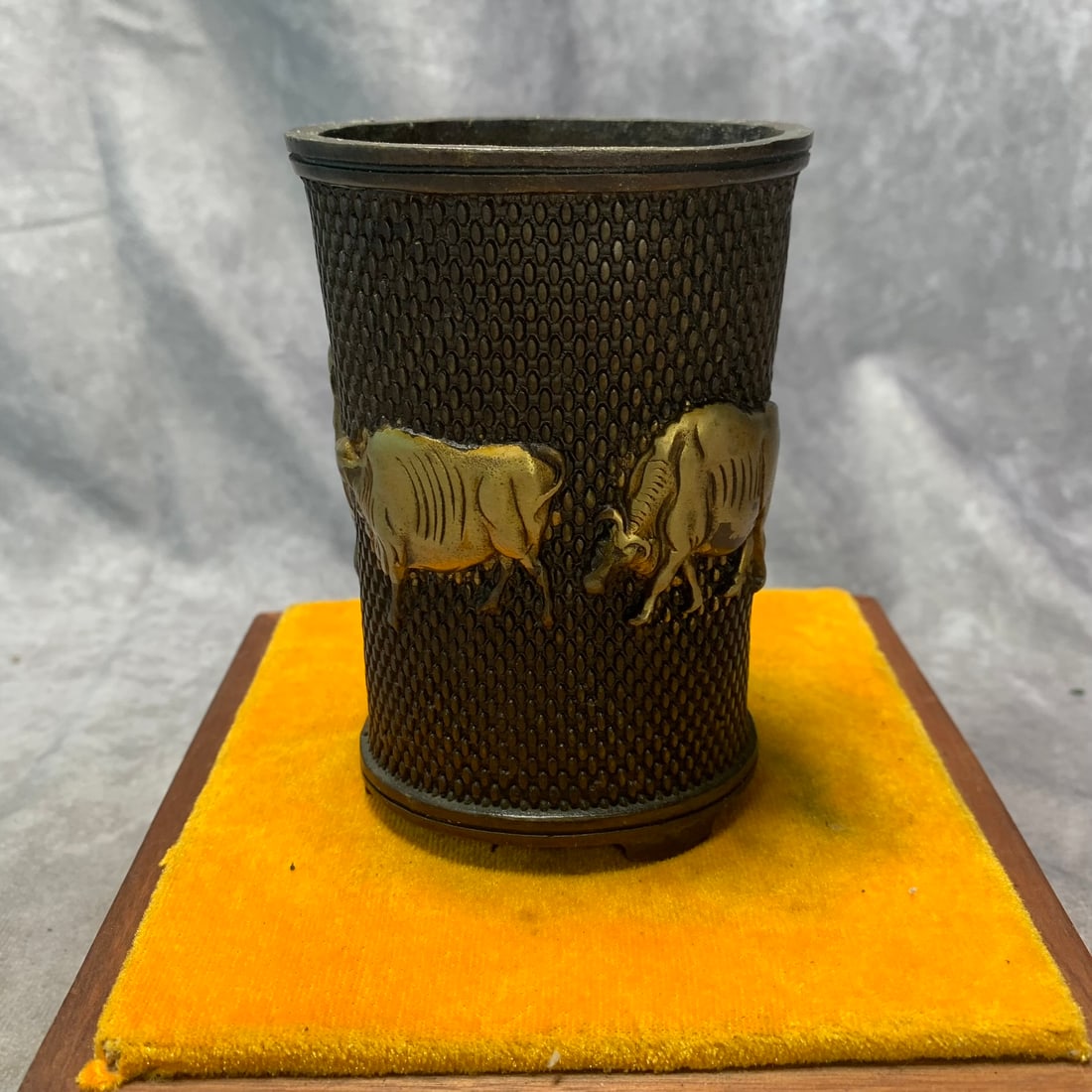 QIAN LONG MARK BRONZE PEN HOLDER WITH FOUR OXEN: Qing Dynasty; Long: 3.2 inch; High: 4.6 inch;